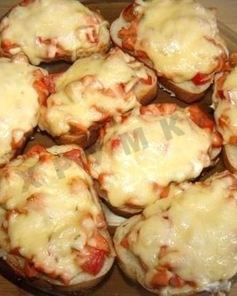 Горячие бутерброды с колбасой, сыром и помидорами в духовке