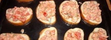 горячие бутерброды с колбасой, сыром и помидорами в духовке. Шаг 4