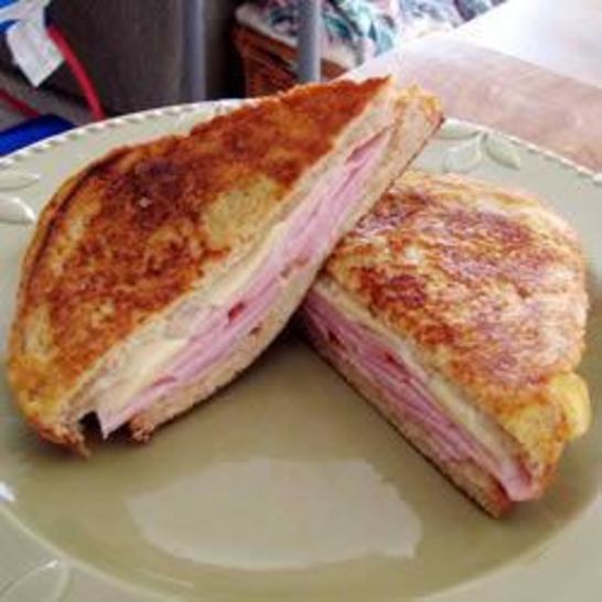 Рецепт горячих бутербродов с ветчиной и сыром, обжаренные в яйце