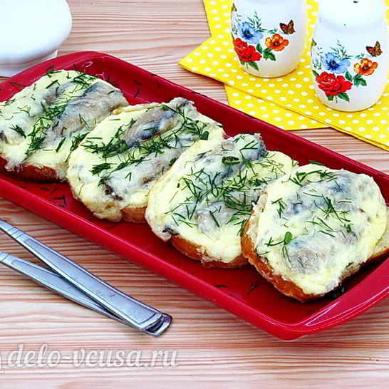 Рецепт горячих бутербродов со шпротами и сыром