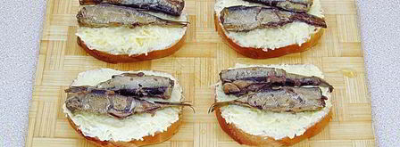 горячие бутерброды со шпротами и сыром. Шаг 6