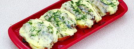 горячие бутерброды со шпротами и сыром. Шаг 9