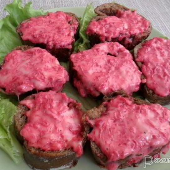 Рецепт горячих бутербродов со свеклой и сыром