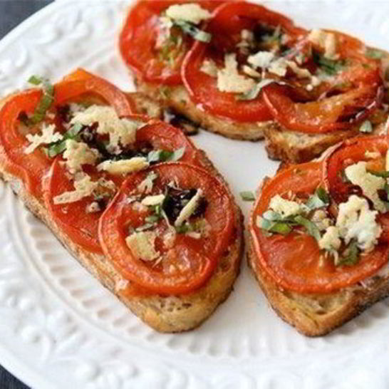 Рецепт хрустящих бутербродов с запеченными помидорами и сыром
