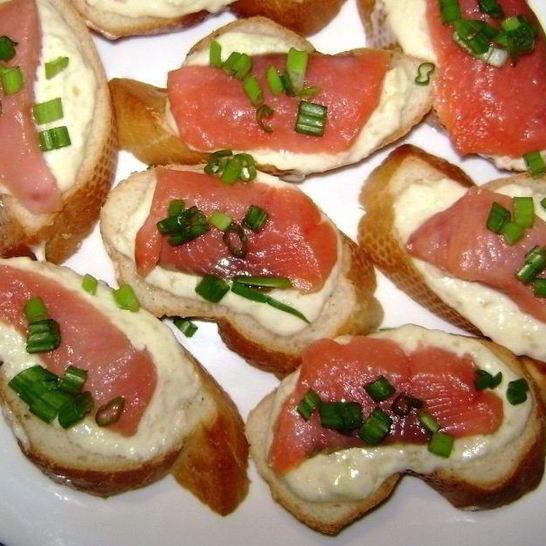 Рецепт маленьких бутербродов с красной рыбой