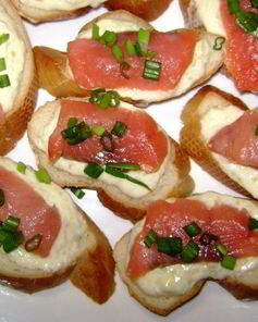 Маленькие бутерброды с красной рыбой