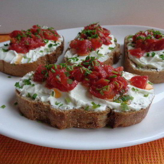 Рецепт открытых бутербродов с творогом и сушеными томатами