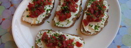 открытые бутерброды с творогом и сушеными томатами. Шаг 6