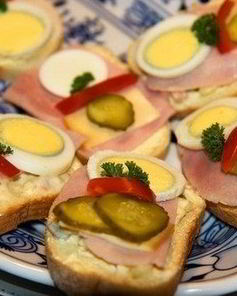 Вкусный сочный бутерброд с ветчиной