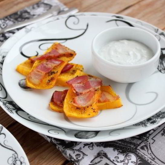 Рецепт горячей закуски из тыквы с беконом и соусом блю чиз