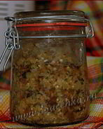 Икра баклажанная с соусом песто