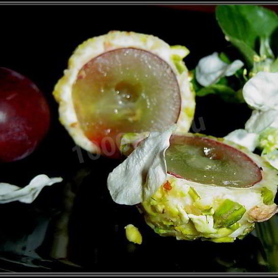 Рецепт канапе с сыром и виноградом