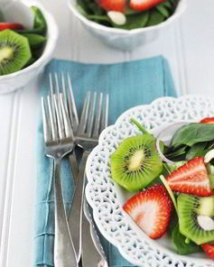 Карпаччо из киви и клубники с физалисом