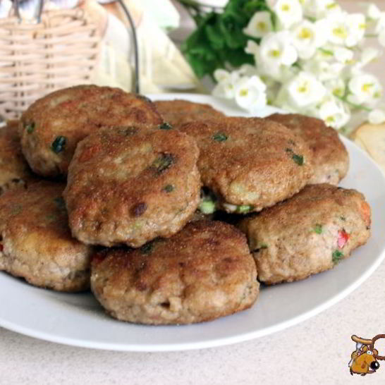 Рецепт мясных биточков с баклажанами, паприкой и зеленым луком