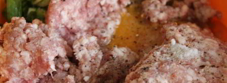 мясные биточки с баклажанами, паприкой и зеленым луком. Шаг 3