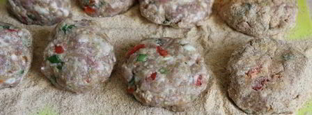 мясные биточки с баклажанами, паприкой и зеленым луком. Шаг 5