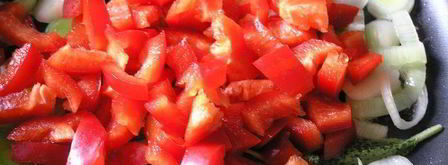 фриттата осенняя с лососем, сладким перцем и луком-пореем. Шаг 2