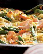 Фриттата с лососем и спагетти