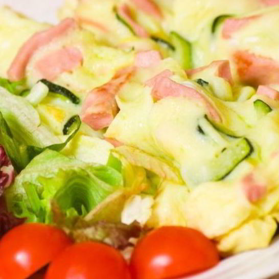 Рецепт омлета из кабачков с ветчиной и сыром