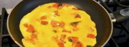 омлет на сковороде. Шаг 3