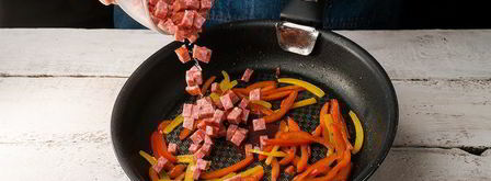 омлет с колбасой и сладким перцем. Шаг 2