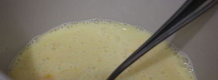 омлет с копченым мясом и зеленым горошком. Шаг 2