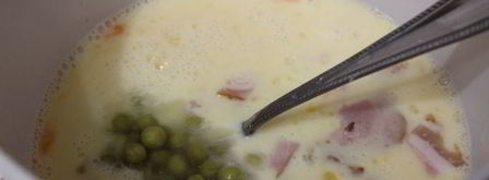 омлет с копченым мясом и зеленым горошком. Шаг 4