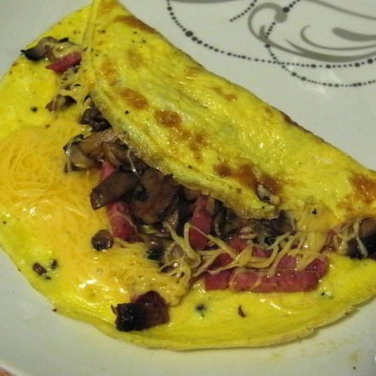 Рецепт омлета с лисичками и колбасой