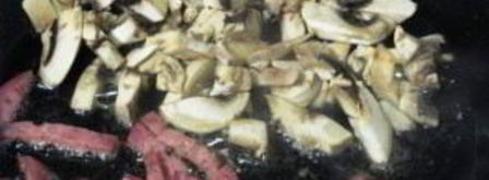 омлет с лисичками и колбасой. Шаг 2