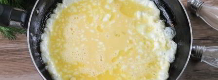 омлет с майонезом на сковороде. Шаг 6