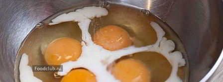 омлет с молоком на сковороде. Шаг 3