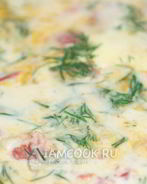 Омлет с помидорами, луком и укропом