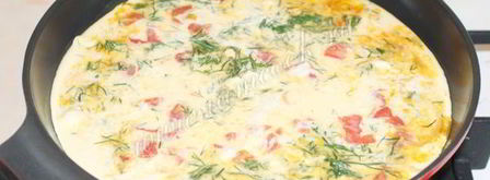 омлет с помидорами, луком и укропом. Шаг 10