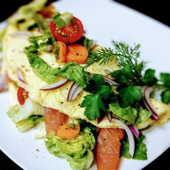 Рецепт омлета с салатом и копченым лососем