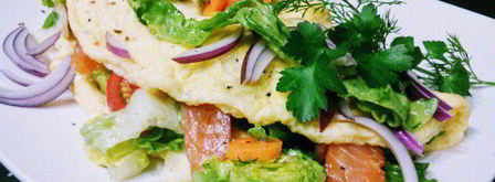 омлет с салатом и копченым лососем. Шаг 4