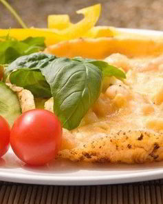 Омлет с сыром, курицей и помидорами