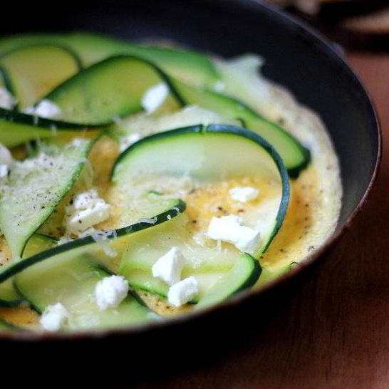 Рецепт омлета с цукини, зеленым луком и брынзой