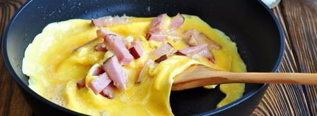 омлет с ветчиной и сыром на сковороде. Шаг 6