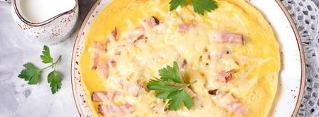 омлет с ветчиной и сыром на сковороде. Шаг 8