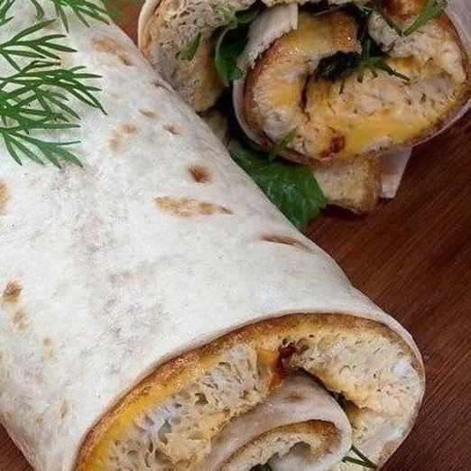 Омлет с вялеными помидорами и зеленью в лаваше