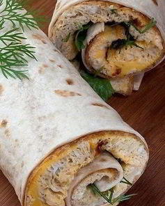 Омлет с вялеными помидорами и зеленью в лаваше