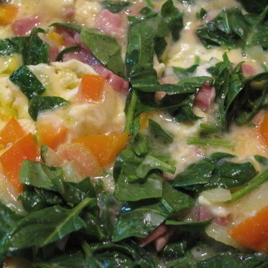 Рецепт омлета со шпинатом, окороком и овощами
