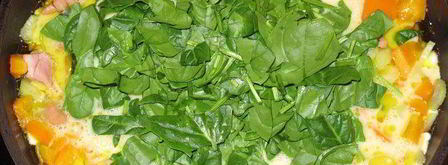 омлет со шпинатом, окороком и овощами. Шаг 2