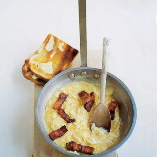 Рецепт омлета со сметаной и грудинкой