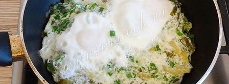 омлет весенний с зеленью. Шаг 8