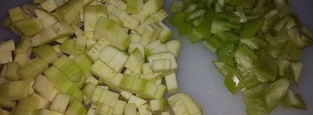 постный омлет с овощами, запеченный в глиняных тарелках. Шаг 2