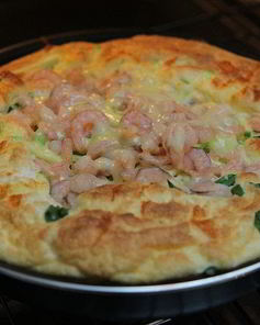 Пышный омлет с кабачком и креветками