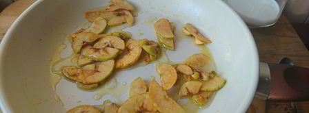 сладкий омлет с яблоком. Шаг 5