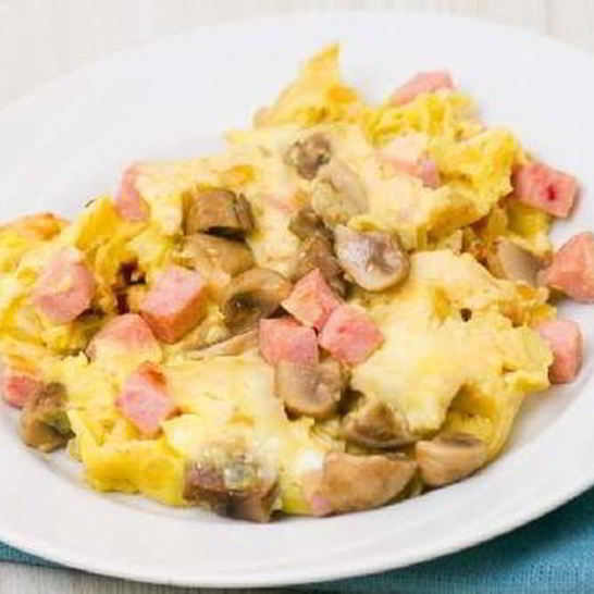 Рецепт сытного омлета с грибами и ветчиной