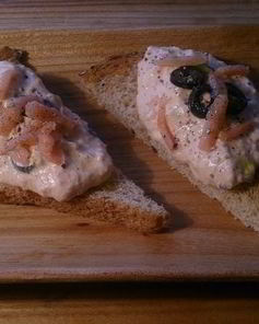 Паштет из слабосоленой семги с томатами и маслинами